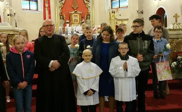 Staś choruje na raka. Ksiądz zorganizował I komunię tylko dla niego