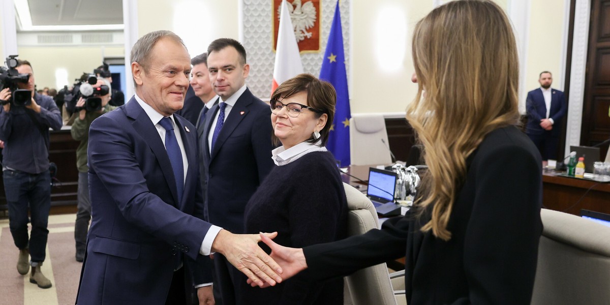 Rząd chce uporządkować świadczenia dla 100-latków. Na zdjęciu m.in. premier Donald Tusk i Agnieszka Dziemianowicz-Bąk, ministra pracy