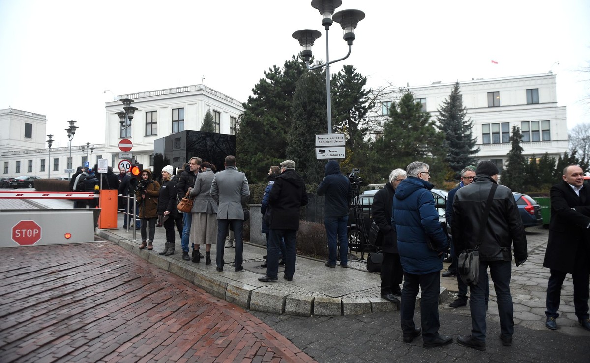 Dziennikarze przed budynkiem Sejmu