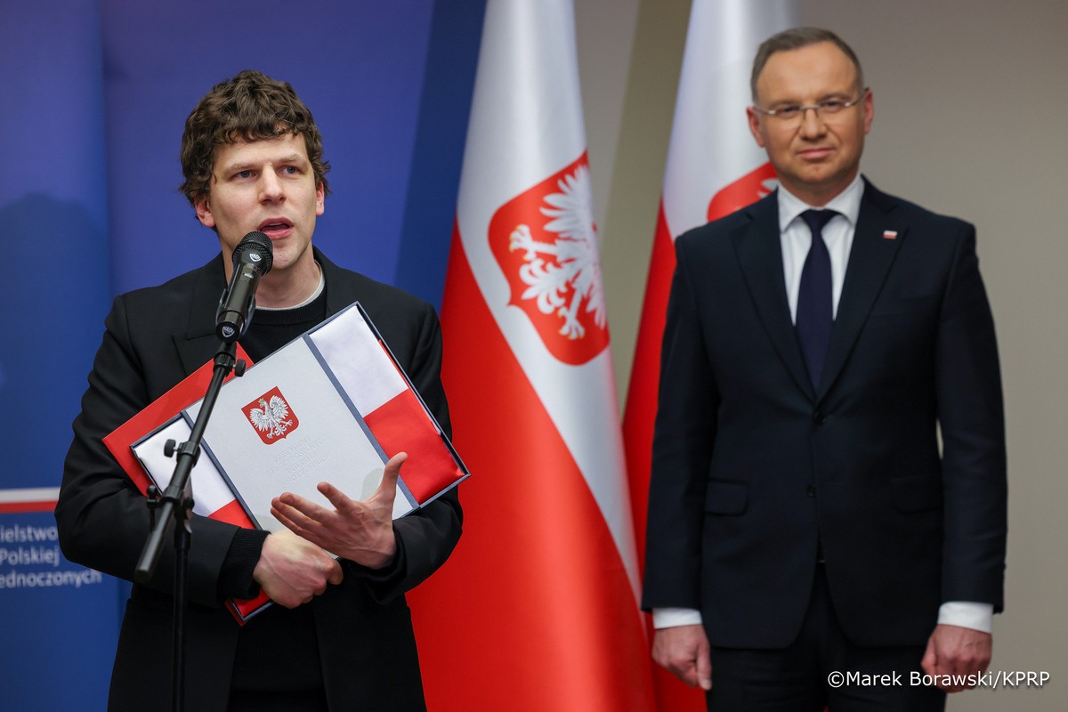 Jesse Eisenberg to twórca filmu "Prawdziwy ból". Z rąk prezydenta Andrzeja Dudy otrzymał polskie obywatelstwo