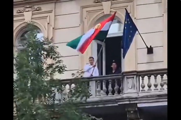 (VIDEO) Mađar izašao na balkon da pozdravi građane, pa doživ