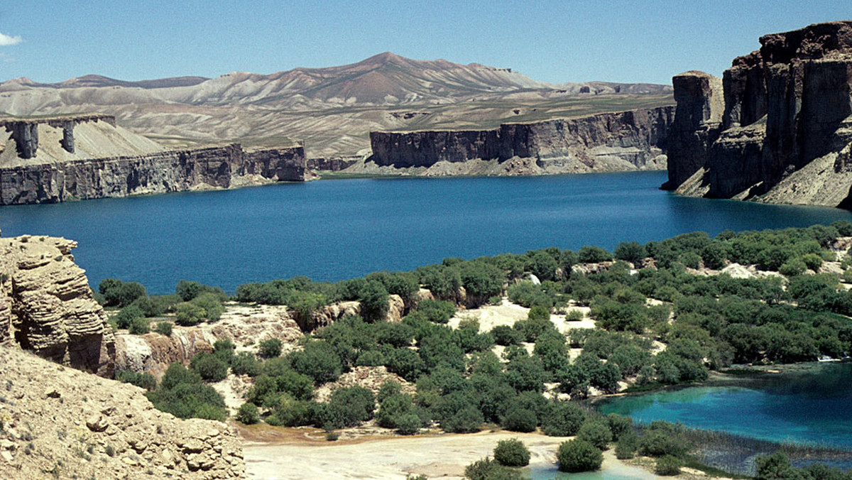 Dwudniowa wyboista droga do Band-i-Amir jest najeżona minami oraz wioskami talibów. Ale jeżeli afgańskiemu rządowi uda się zapewnić bezpieczny dojazd do pięciu szafirowych jezior, to ta okolica stanie się jednym z najważniejszych miejsc na turystycznej mapie Azji Środkowej.