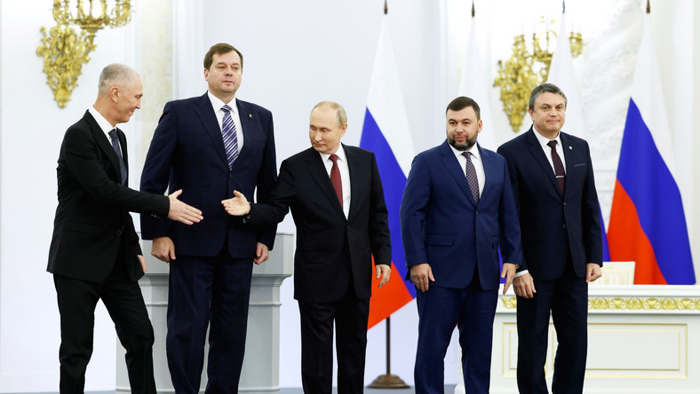 Prezydent Rosji z przedstawicielami okupacyjnych administracji na Kremlu. Od lewej: Wołodymyr Saldo (Chersoń), Jewhen Bałycki (Melitopol, obwód zaporoski), Władimir Putin, Denys Puszylin (Donieck), Łeonid Pasicznyk (Ługańsk)