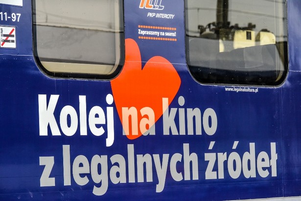 Pasażerowie pociągu TLK Rataj kursującego na trasie Warszawa - Gdynia - Warszawa oraz EIC Tatry jeżdżącego w relacji Warszawa - Zakopane - Warszawa mogą podróżować w specjalnych wagonach kinowych. Przez całą drogę będą w nich wyświetlane filmy wybrane przez Fundację Legalna Kultura.