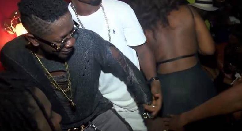 Shatta Wale gropes lady's butts at Vienna City night club in Kumasi over the weekend.