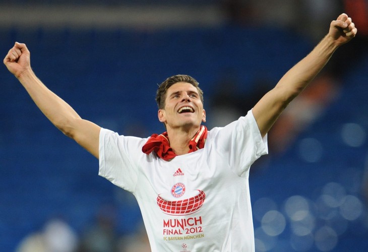 Napastnik Bayernu Monachium Mario Gomez cieszy się z awansu do finału Ligi Mistrzów