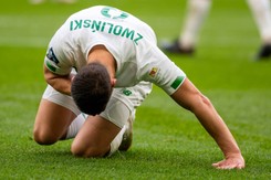 Zwoliński złamał żebro po uderzeniu w słupek. Nie zagra do końca sezonu