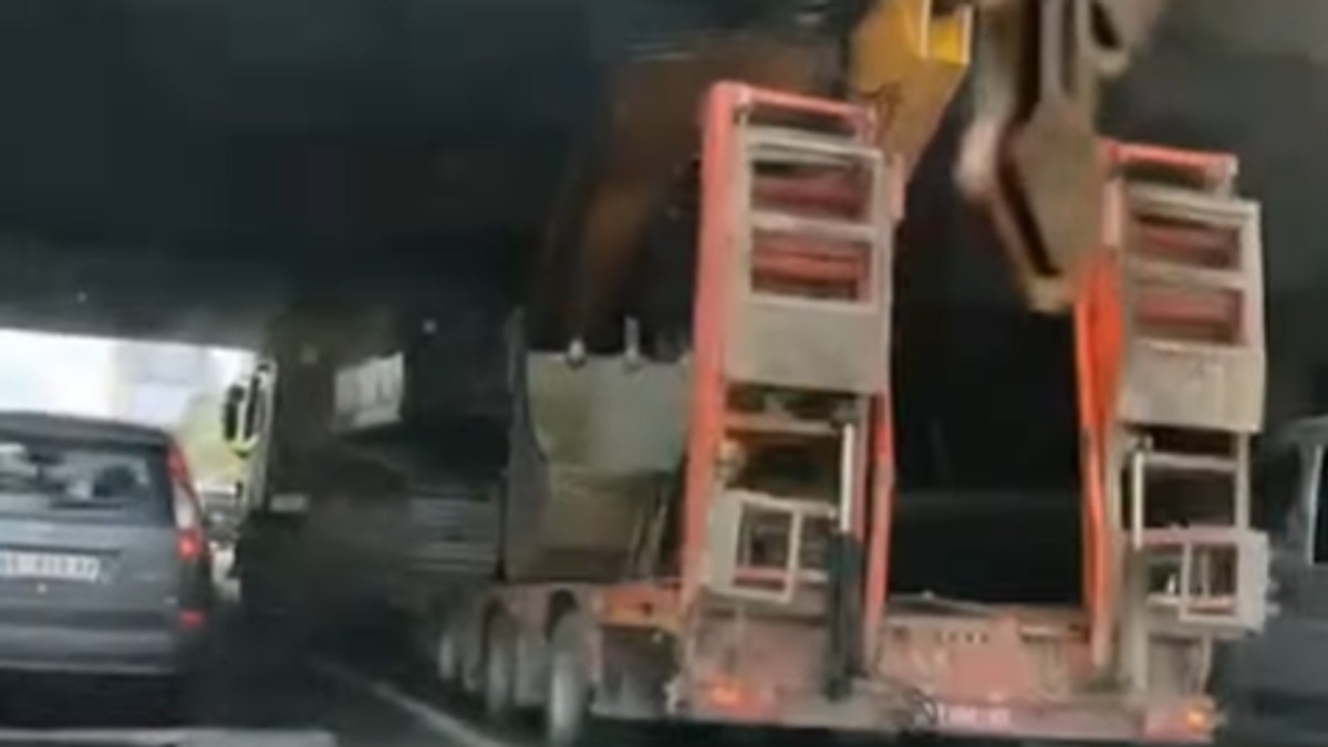 Kamion zaglavljen ispod nadvožnjaka