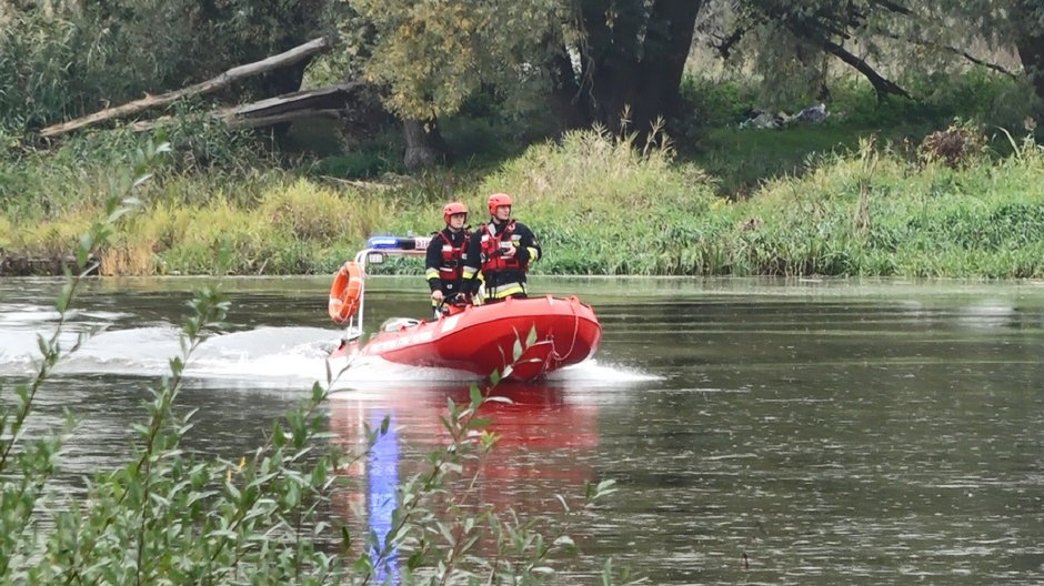 Strażacy w łodzi na rzece Warcie