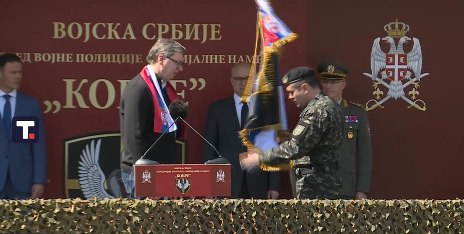 Vučić uručio pukovniku Kobri vojnu zastavu