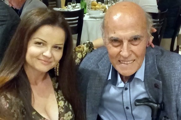OVO JE KUĆA U KOJOJ JE ANDRIJA BAJIĆ PROVEO POSLEDNJE DANE Sa 41 godinu mlađom pevačicom živeo izolovan od gradske buke: Komšinica otkrila detalje