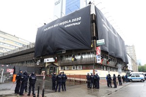 Akcja aktywistów Greenpeace na siedzibach PiS i PO