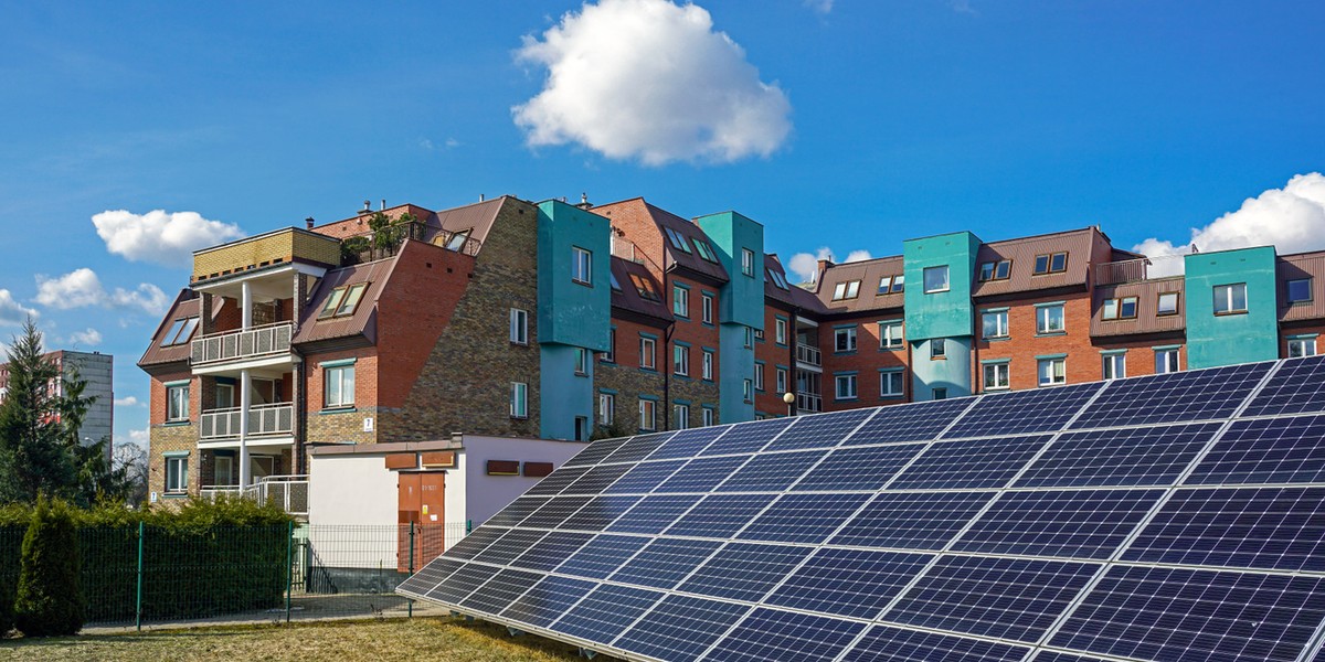 Ministerstwo Klimatu i Środowiska tłumaczy, jak będzie wyglądało rozliczanie zamrożenia cen prądu w 2023 r. u osób mających zainstalowaną fotowoltaikę.