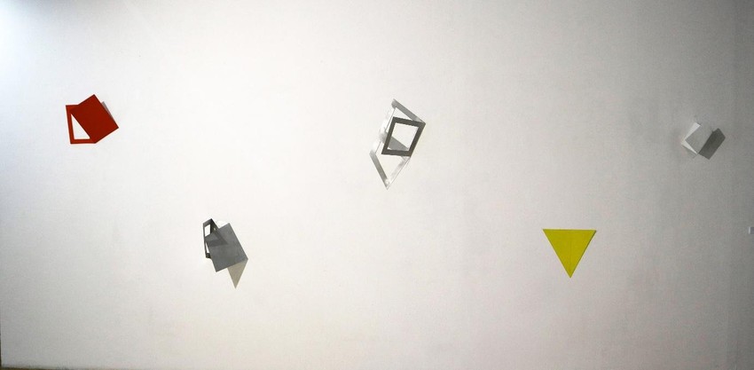 Mice Poptsis, Triangle, bojena struktura u prosotoru, aluminijum, 2023