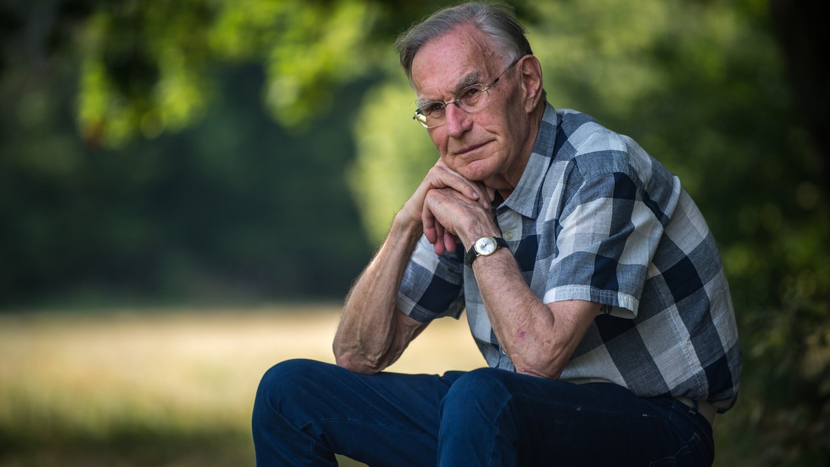 Ókovács Szilveszter megindító sorokkal emlékezett meg Berczelly Istvánról, a művész életének utolsó éveit is felidézte: „Az öltözőfolyosón úgy kaptuk el, szinte eldőlt”