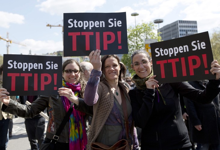 Stuttgart: Także tu dołączono się do demonstracji. Na sobotnie demonstracje zareagowała unijna komisarz ds. handlu Cecilia Malmstroem. Odnosząc się do zarzutów dotyczących arbitrażu państwo-inwestor (tzw. klauzuli ISDS) oraz ochrony inwestycji, Malmstroem zgodziła się, że system wymaga reform, ale TTIP według niej jest kluczowym krokiem w stronę zmian. - Właśnie dlatego rozważamy nowy system arbitrażu inwestycyjnego i wkrótce przedstawimy nowe propozycje - zaznaczyła.