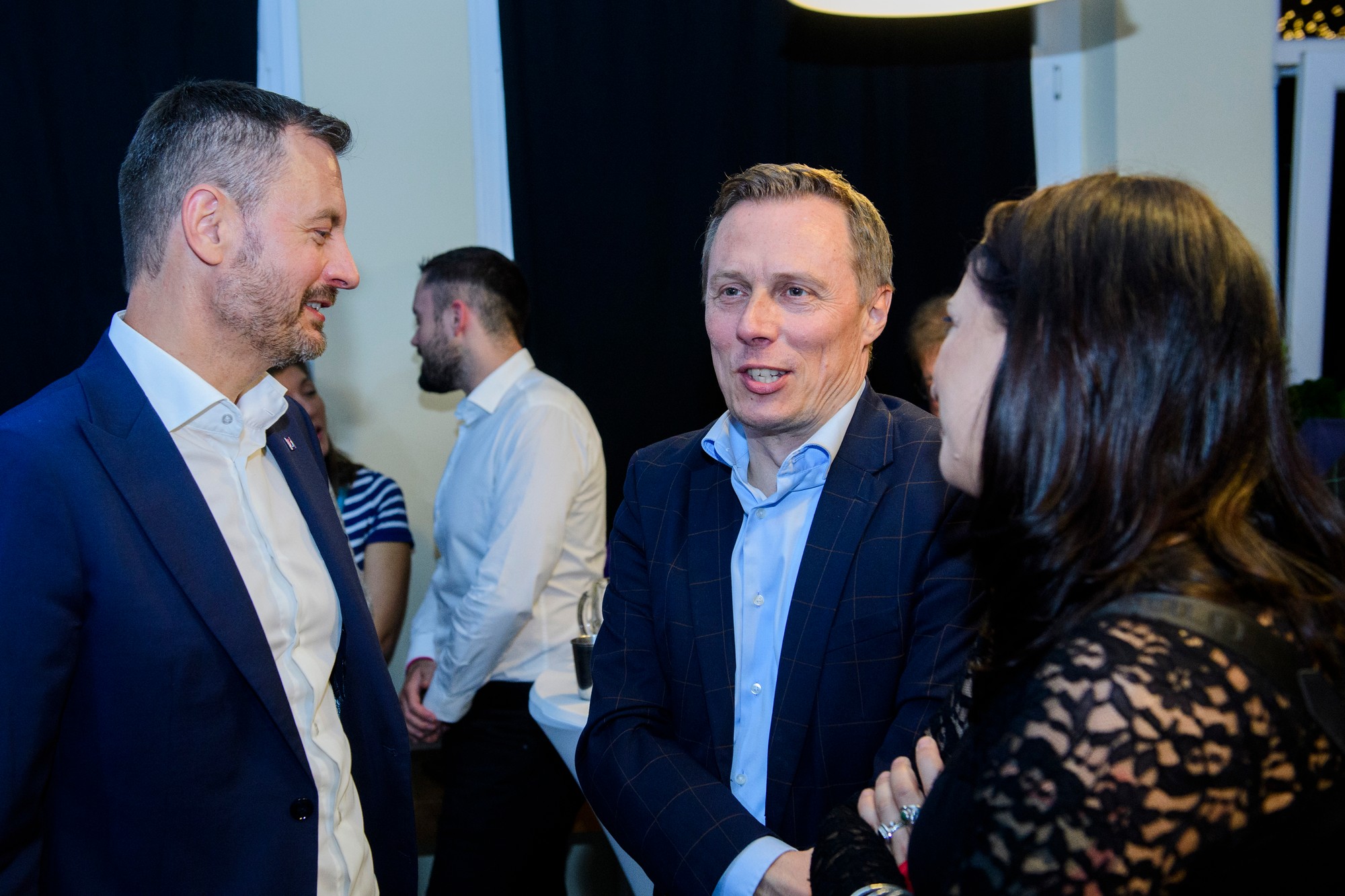 Sprava Dorota Nvotová, novinár Marek Vagovič a Eduard Heger počas volebnej noci v centrále strany Demokrati v Bratislave.
