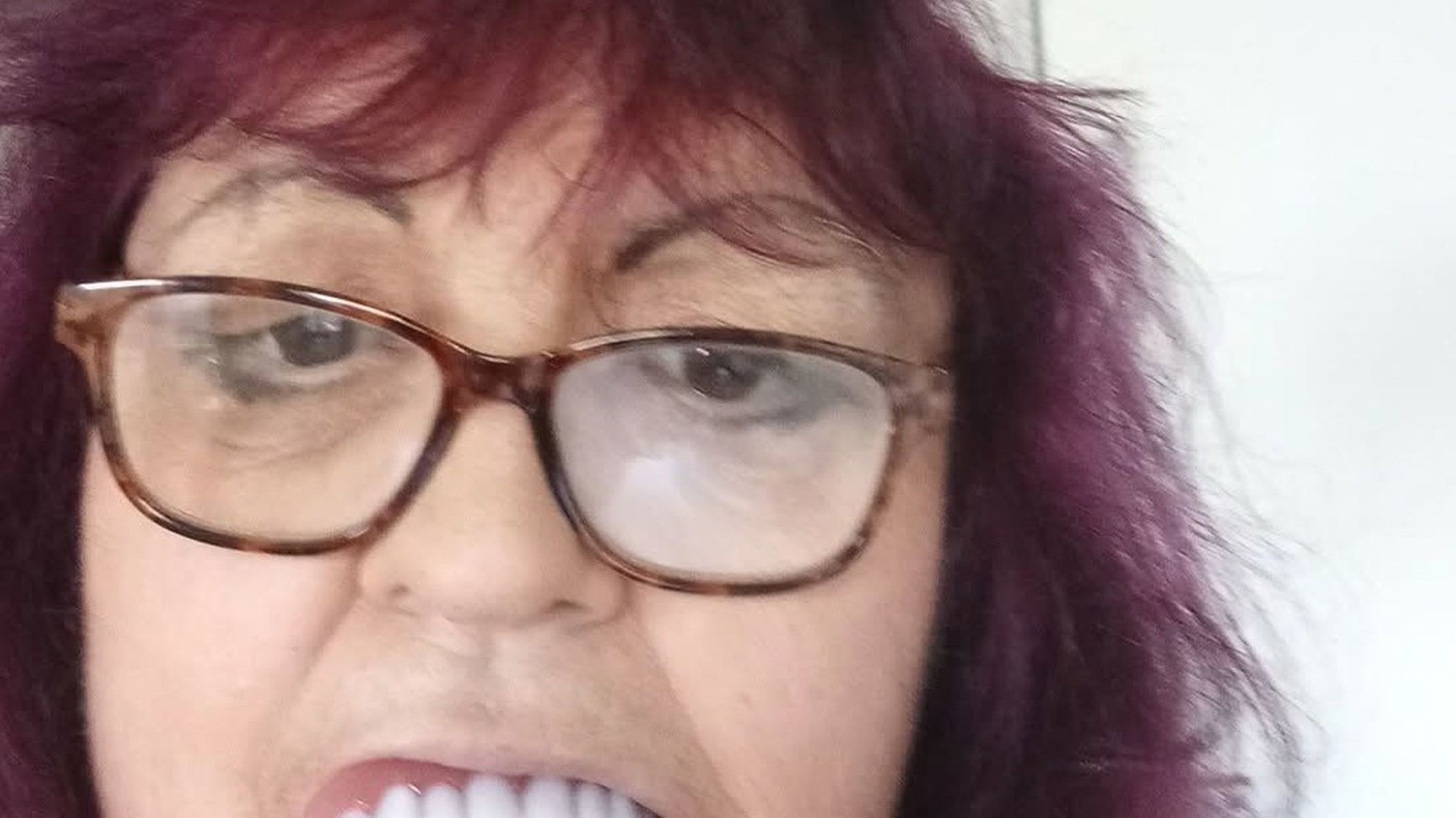 Karen Soper si umelé zuby kúpila na Facebooku. 