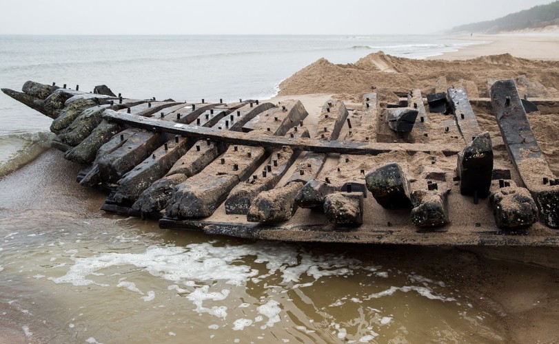 MIĘDZYWODZIE. WRAK XIX-WIECZNEGO STATKU WYCIĄGNIĘTY Z PLAŻY