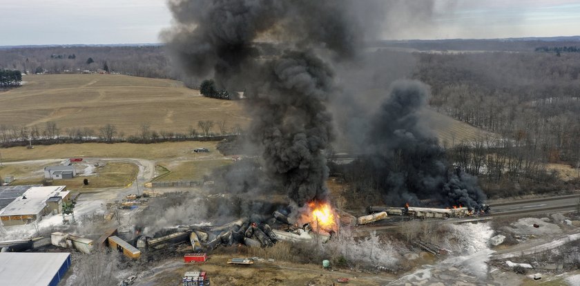 Toksyczna chmura nad Ameryką. Wykoleił się pociąg załadowany chemikaliami