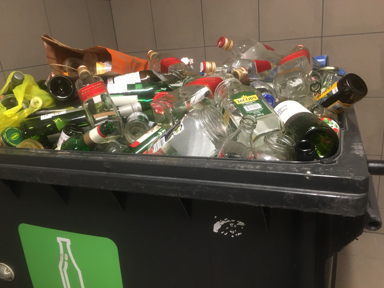 — Osiedlowy kontener na szkło zapełnia się w dwa dni. Nie są to słoiki po dżemach i ogórkach, ale butelki po alkoholu — mówi mama Maćka. Taka sytuacja po pandemii jest w wielu miejscach w Polsce. 