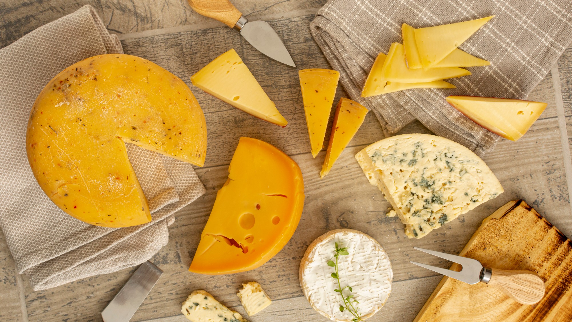 Syr patrí medzi obľúbené mliečne výrobky, no zápach v byte po tejto pochutine trápi mnohé domácnosti.