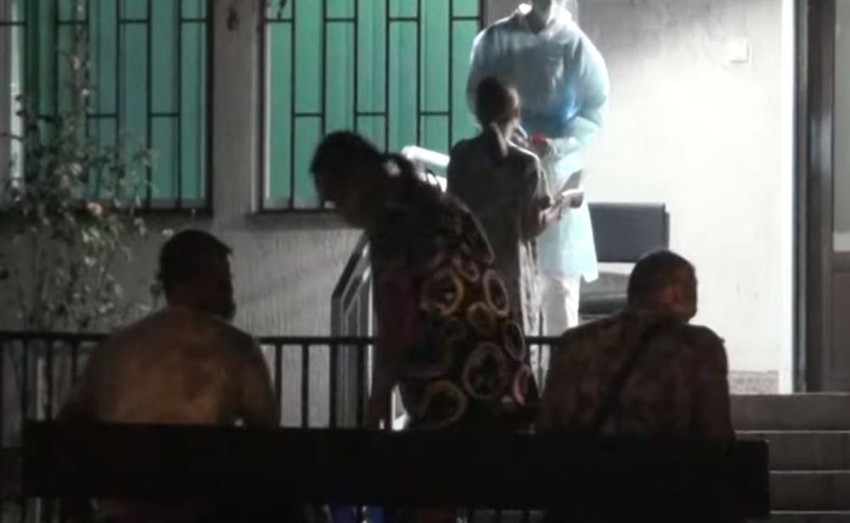 Luna Đogani i Marko Miljković ispred kovid ambulante