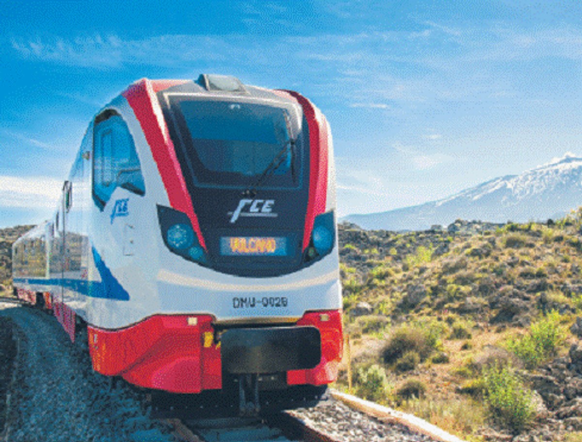 Vulcano Newagu dla przewoźnika FCE. W tle wulkan Etna