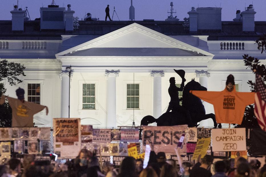 Biden támogatói a Fehér Ház előtti Black Lives Matter téren gyülekeznek Washingtonban /Fotó: EPA/MICHAEL REYNOLDS