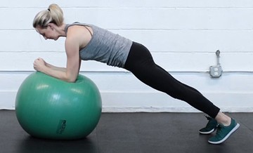 Fitnesz labda térd felhúzás forgatással