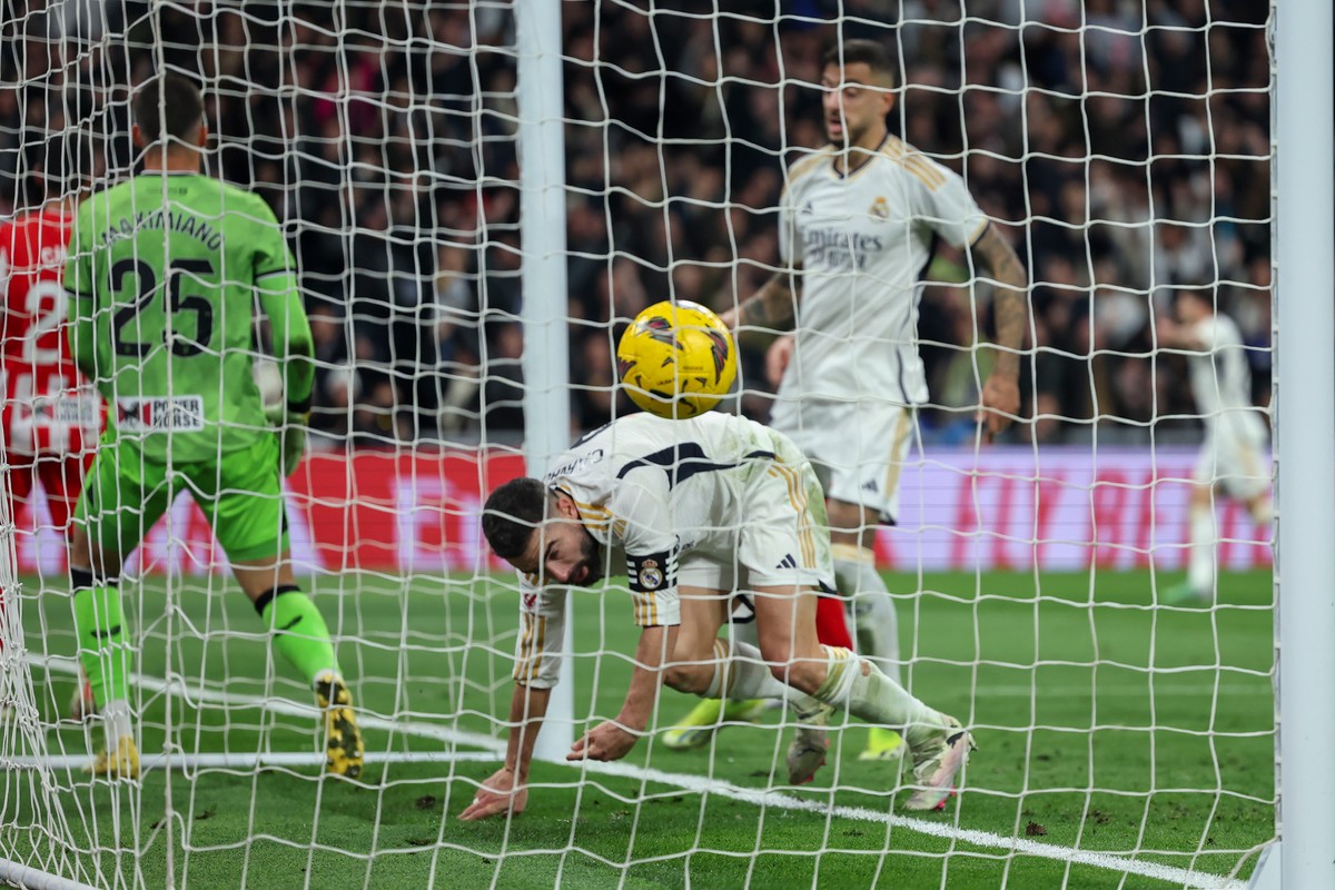Dani Carvajal strzela zwycięskiego gola dla Realu Madryt w meczu z Almerią
