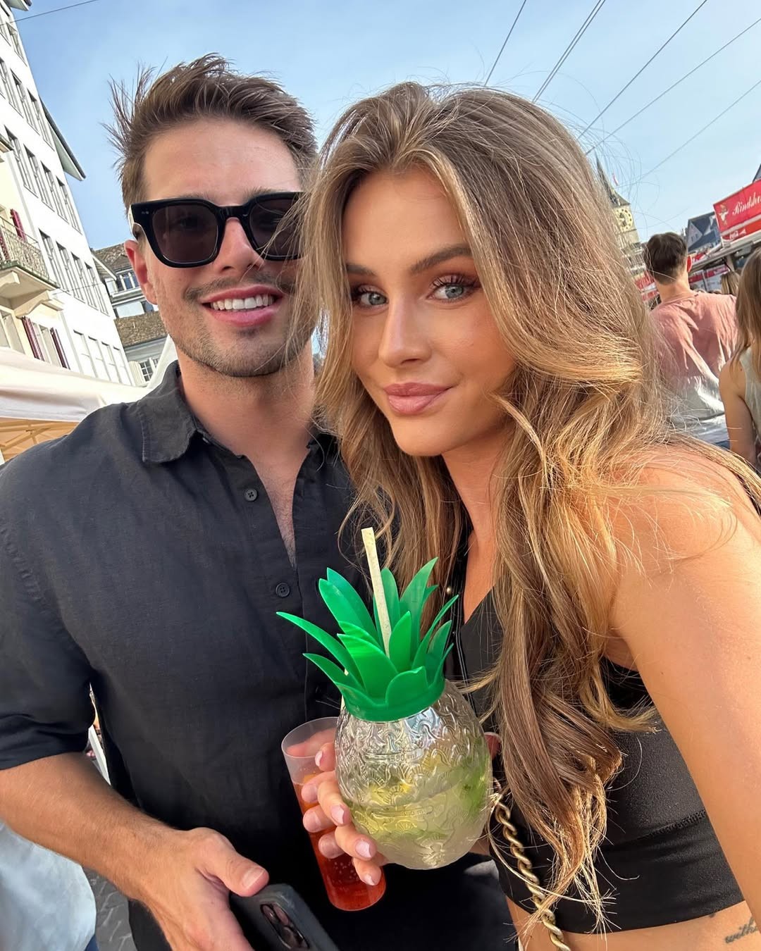 Švajčiarsky hokejový útočník Kevin Fiala s manželkou Jessicou. 