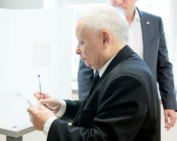 "Wiejski stół" polityków PiS. Weselna atmosfera w oczekiwaniu na wyniki [FOTO]