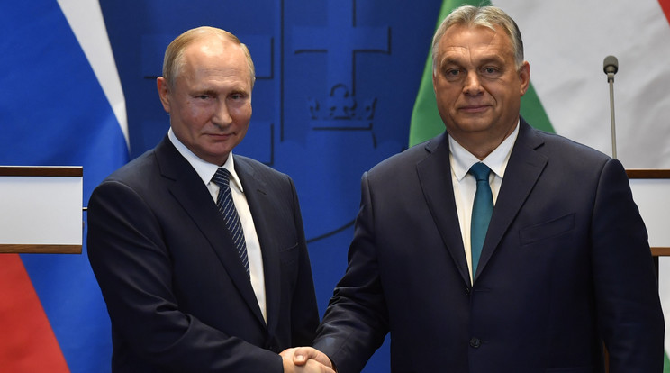 Vlagyimir Putyin orosz elnök (b) és Orbán Viktor miniszterelnök a tárgyalásukat követően tartott sajtótájékoztatón a Karmelita kolostorban 2019. október 30-án / Fotó: MTI/Máthé Zoltán