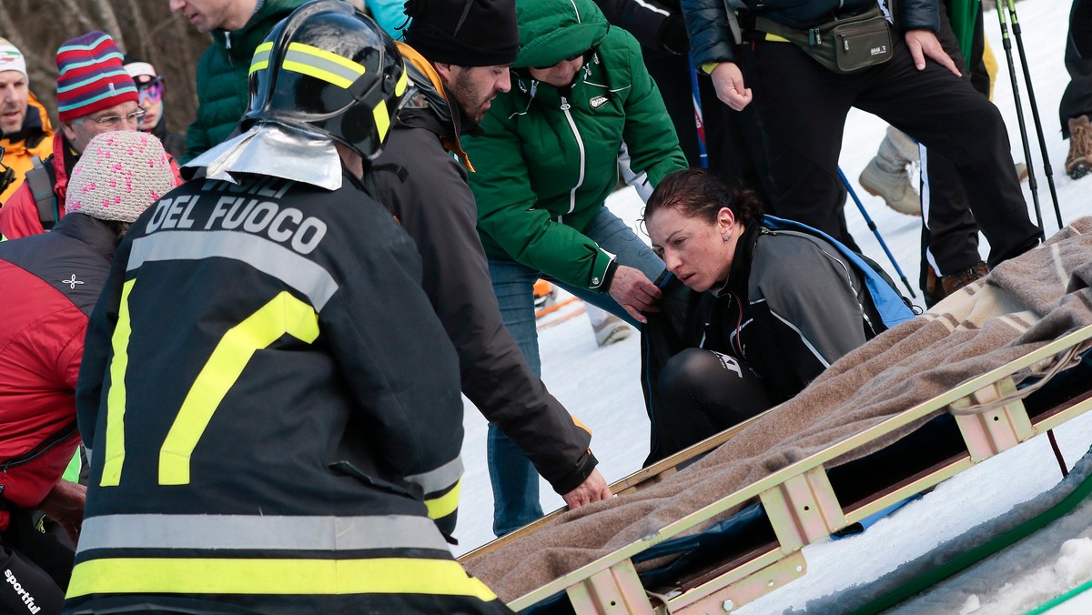 Justyna Kowalczyk nie zaliczy tegorocznego Tour de Ski do udanych. Nasza podwójna mistrzyni olimpijska na ostatnim etapie tego morderczego cyklu, upadła na trasie około 500 metrów przed metą, w wyniku czego została przetransportowana do szpitala. Miejscową placówkę opuściła dopiero po kilku godzinach.