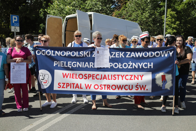 Pielęgniarki protestują przed Sejmem. "Patrzymy posłom na ręce"