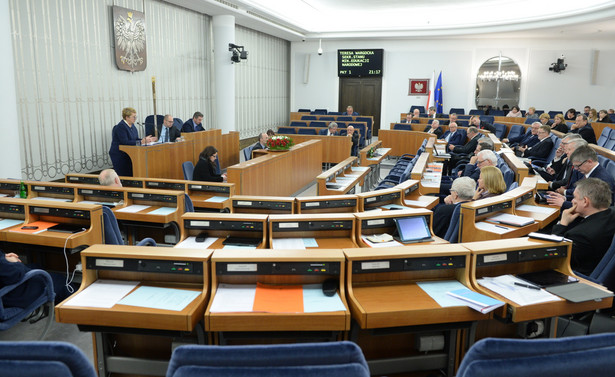 Sekretarz stanu w MEN Teresa Wargocka odpowiada na pytania senatorów dot. ustawy o zmianie ustawy o systemie oświaty, podczas posiedzenia Senatu