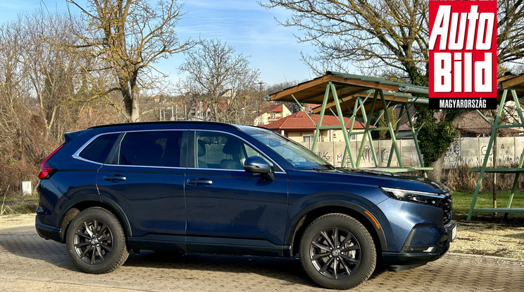 Ha a sziluettjét nézzük, tényleg hajaz a Volvora a meredek, függőleges felületeivel