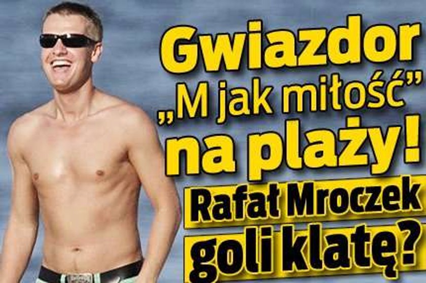 Gwiazdor "M jak miłość" na plaży! Mroczek goli klatę?