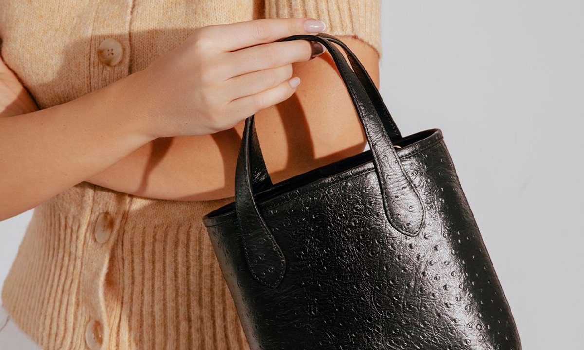 Ta torebka wygląda jak małe dzieło sztuki! Tłoczenie we wzór skóry strusia robi robotę