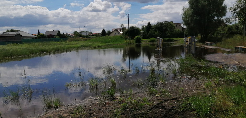 Siłownia pod chmurką w Bełchatowie stoi od kilku tygodni w wodzie