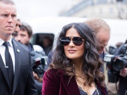 "Meksykańska Barbie". Fani rozpływają się nad ZDJĘCIAMI Salmy Hayek z basenowych igraszek z mężem