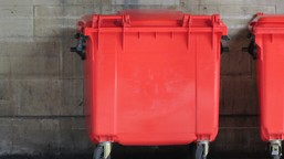 nowy kolor pojemników na odpady (czerwony) już na ulicach. jakie śmieci do nich wrzucać?