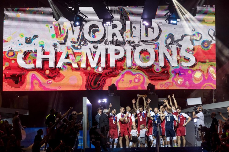 Siatkarska reprezentacja Polski ze złotymi medalami mistrzow świata