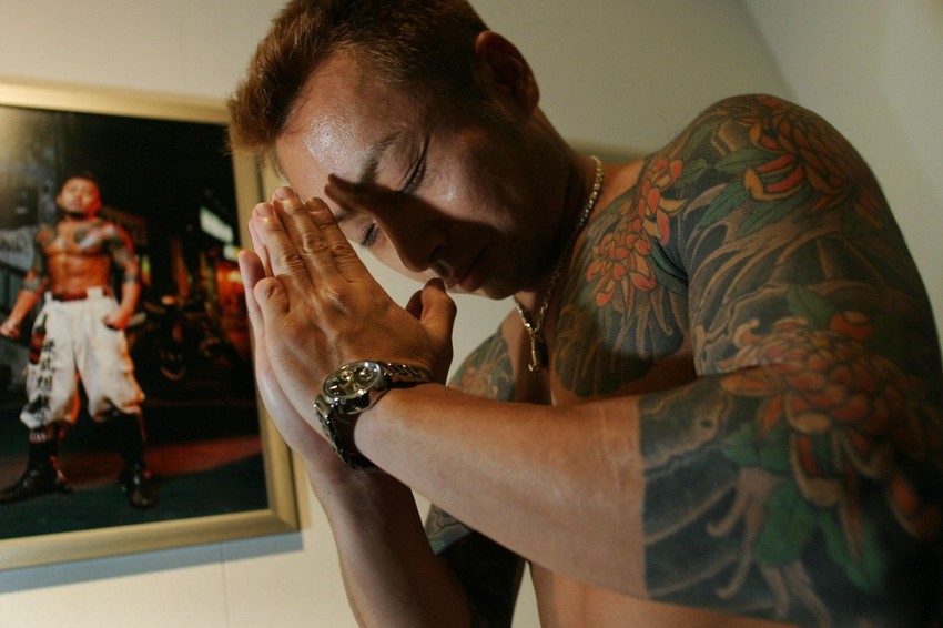 Članovi Jakuze tetoviraju čitava tela, hrizanteme su čest motiv