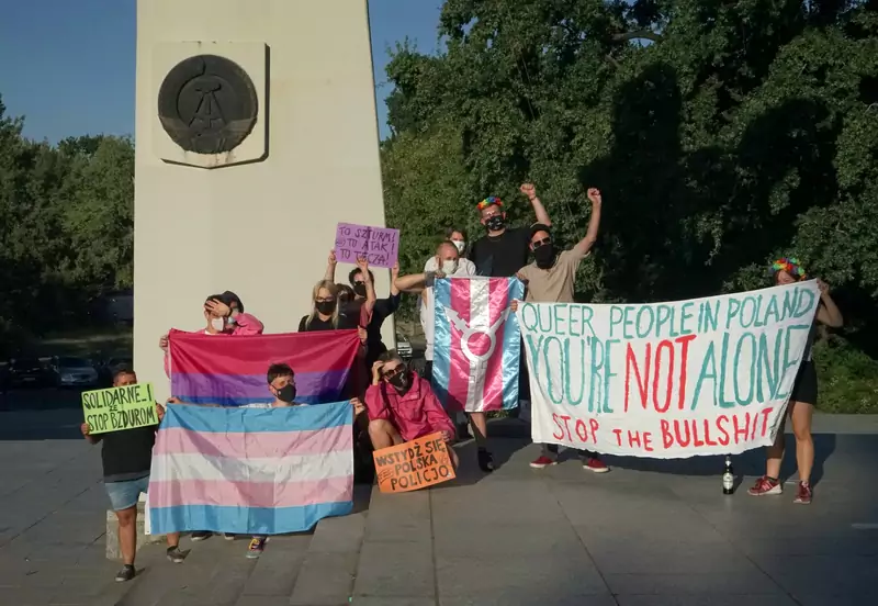 Na jednym z pomników w Berlinie zawisła flaga LGBT