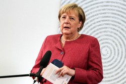 Merkel leci do Moskwy rozmawiać z Putinem. "Zakończy się trudna, a bliska relacja"