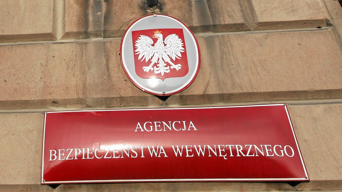 W weekend w Polsce zatrzymano dwóch Libijczyków. Teraz sprawdzają ich funkcjonariusze Agencji Bezpieczeństwa Wewnętrznego. Dlaczego? Służby zaniepokoiło to, że jeden z nich pochodził z Belgii, a drugi posługiwał się fałszywym paszportem – informuje radio RMF FM.