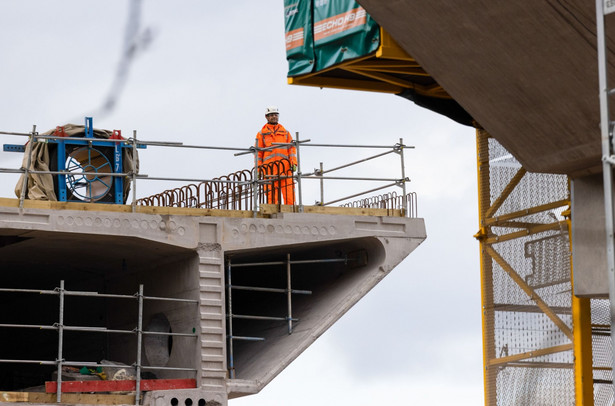 Montaż betonowych części projektu podczas budowy wiaduktu Colne Valley w ramach budowy kolei High Speed Two HS2 Ltd. w Londynie, Wielka Brytania. Fot.: Chris Ratcliffe/Bloomberg