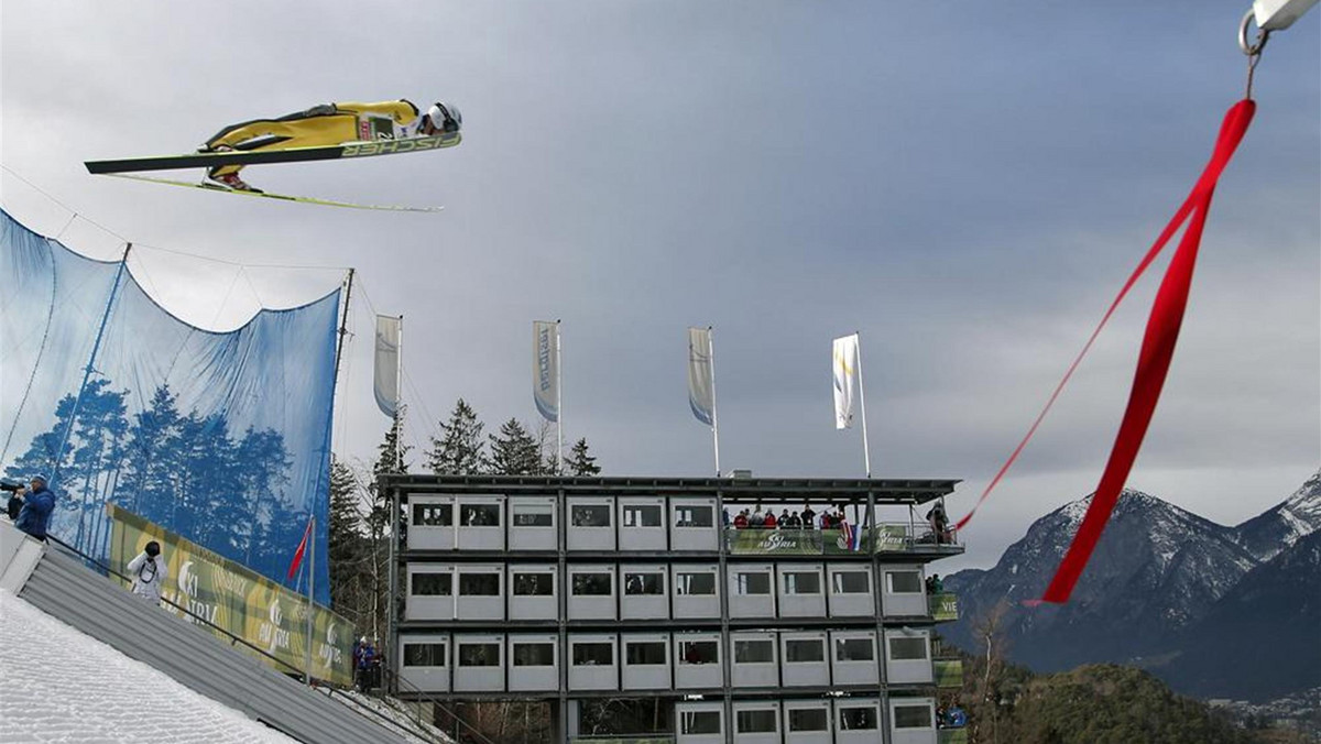 Połowa 63. Turnieju Czterech Skoczni za nami. Po dwóch niemieckich konkursach w Oberstdorfie i Garmisch-Partenkirchen zawodnicy przenieśli się do Austrii. W sobotę o godz. 14 mają rozpocząć się kwalifikacje do niedzielnych zmagań na Bergisel w Innsbrucku. Na starcie zobaczymy sześciu Polaków, w tym dwóch „nowych” w składzie, a więc Bartłomieja Kłuska i Krzysztofa Bieguna. Transmisja w Eurosporcie.